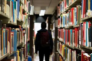 Bibliotek med mange bøker